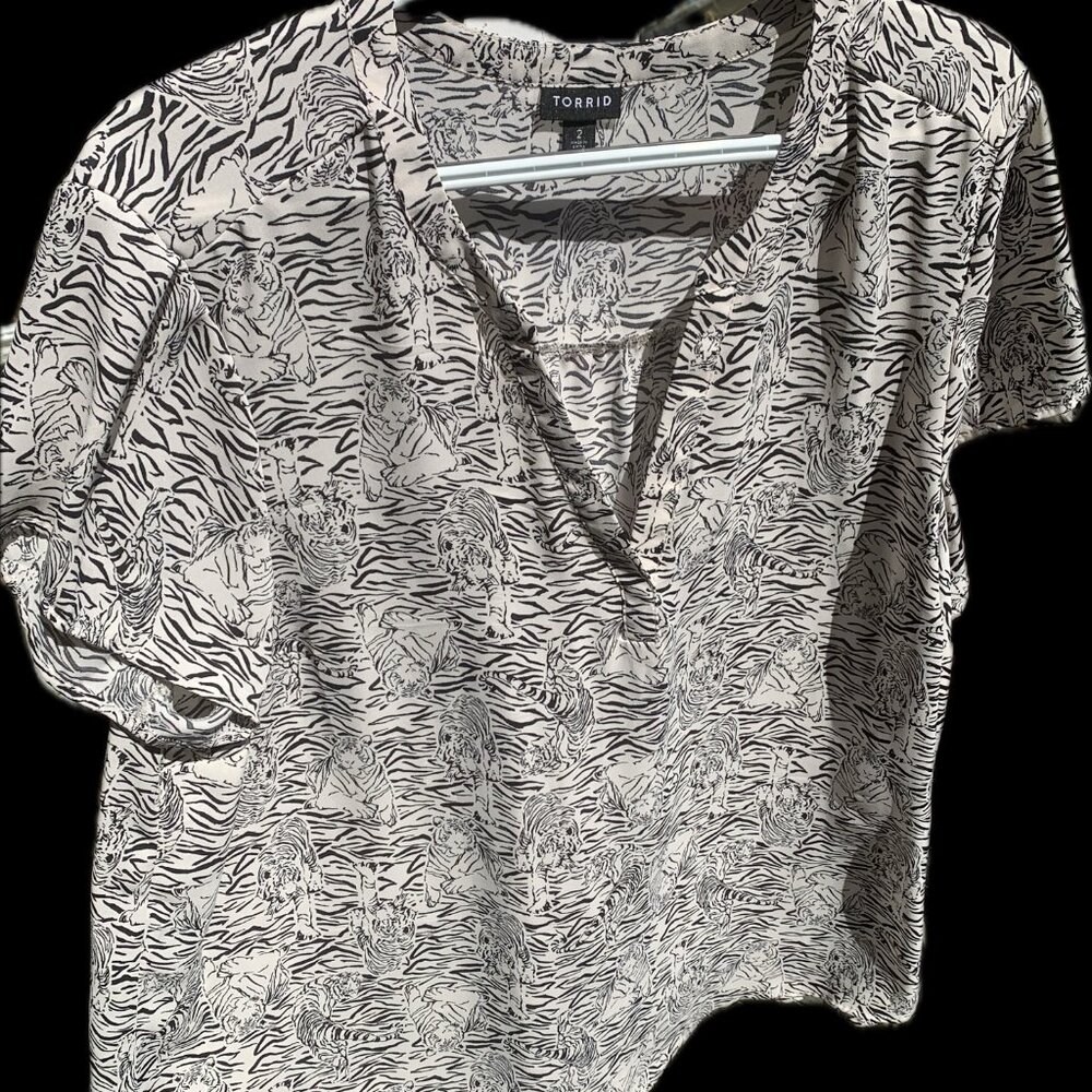 TORRID - Tiger Blouse - High/Low - Short Sleeve